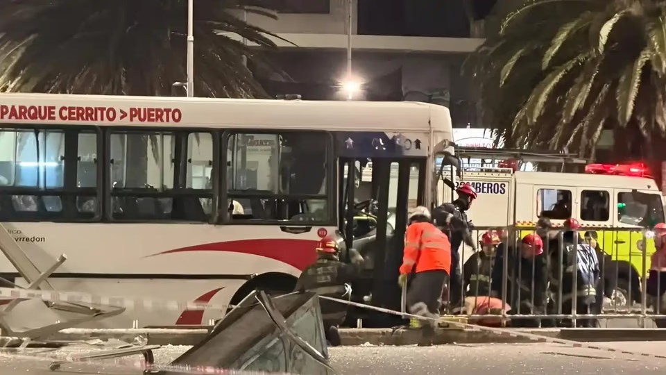 Impactante choque en la costa: un colectivo atropelló a peatones y causó una&nbsp;muerte